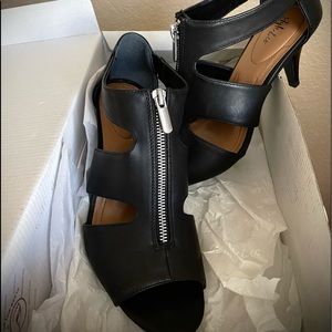 🌺Black Zip Front Sandals NWOT